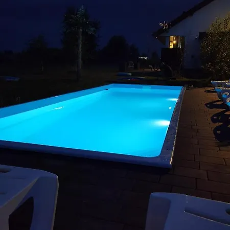 Black Pearl Basen Sauna Jacuzzi بيت للعطل