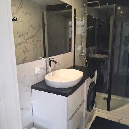 بيت للعطل Black Pearl Basen Sauna Jacuzzi *